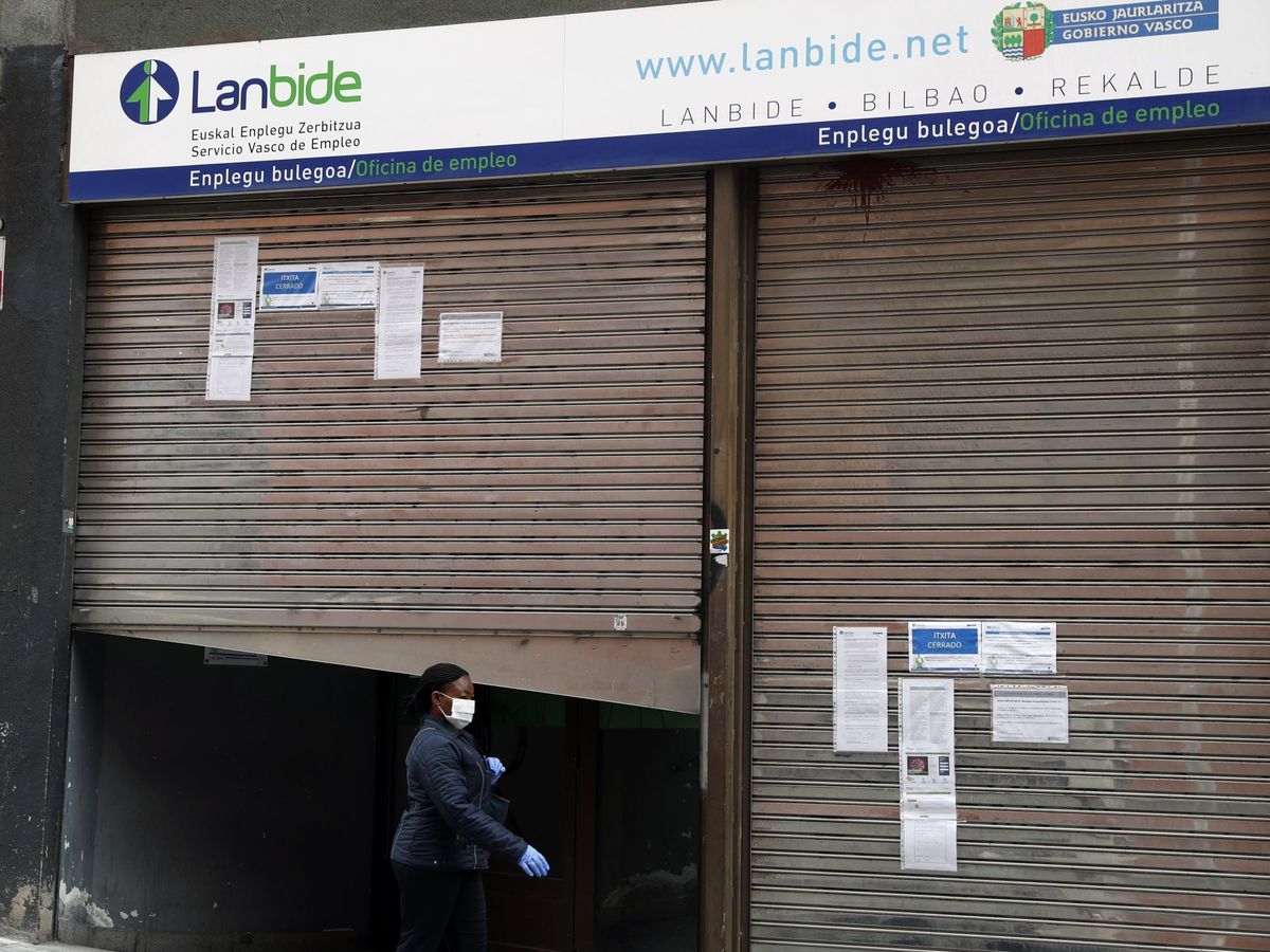 Foto: Una persona pasa por delante de una oficina de Lanbide durante el estado de alarma. (EFE)