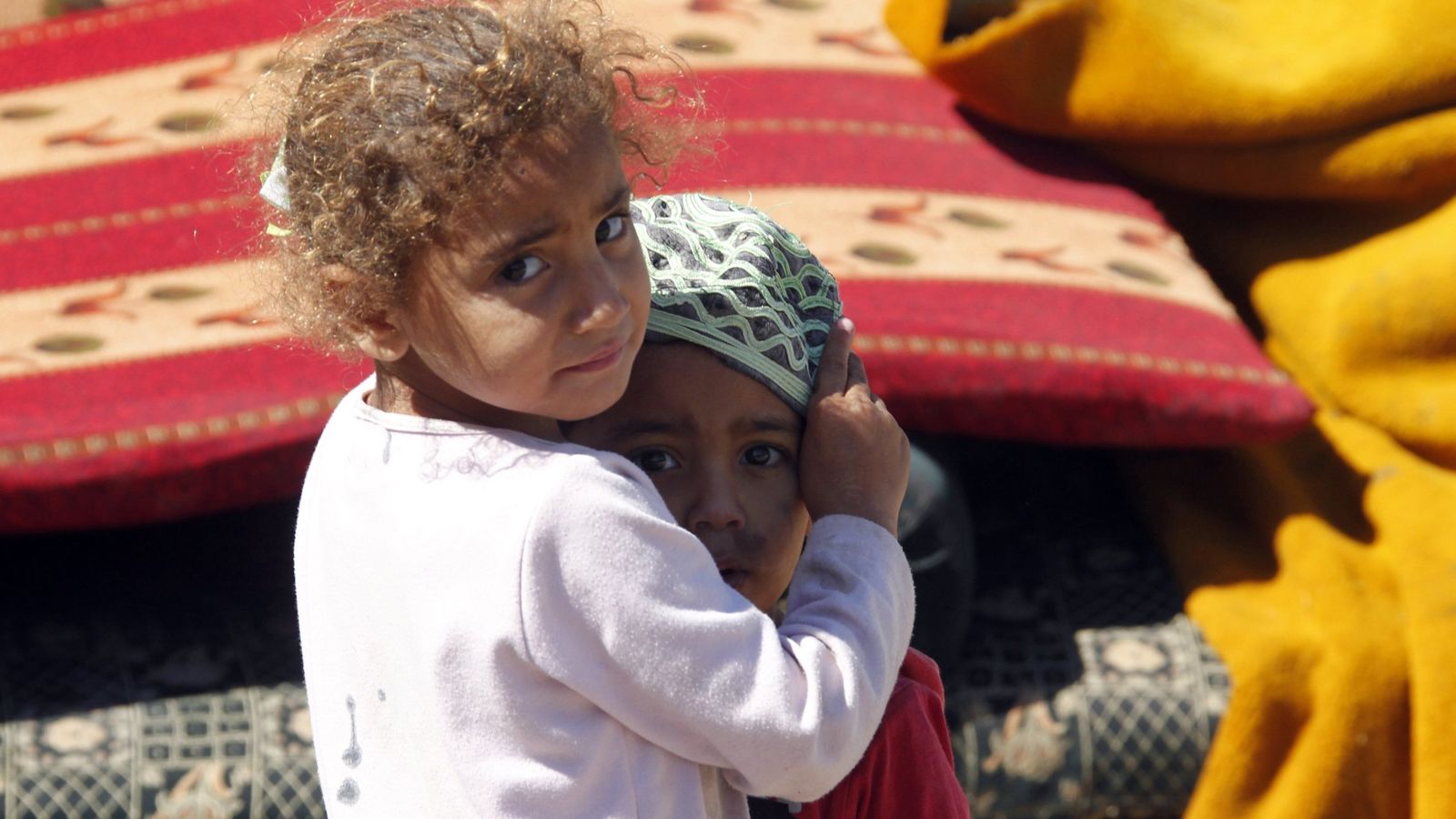 Foto: Niños sirios refugiados esperan en el exterior de un campo de refugiados en el sureste de Líbano. (Reuters)