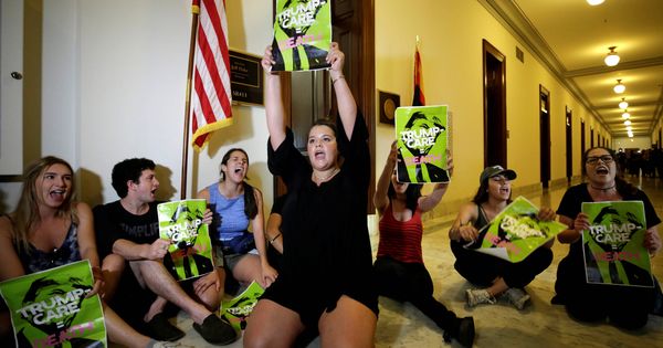 Foto: Activistas protestan contra los planes sanitarios del Partido Republicano en el edificio Russell, en Capitol Hill, Washington. (Reuters)