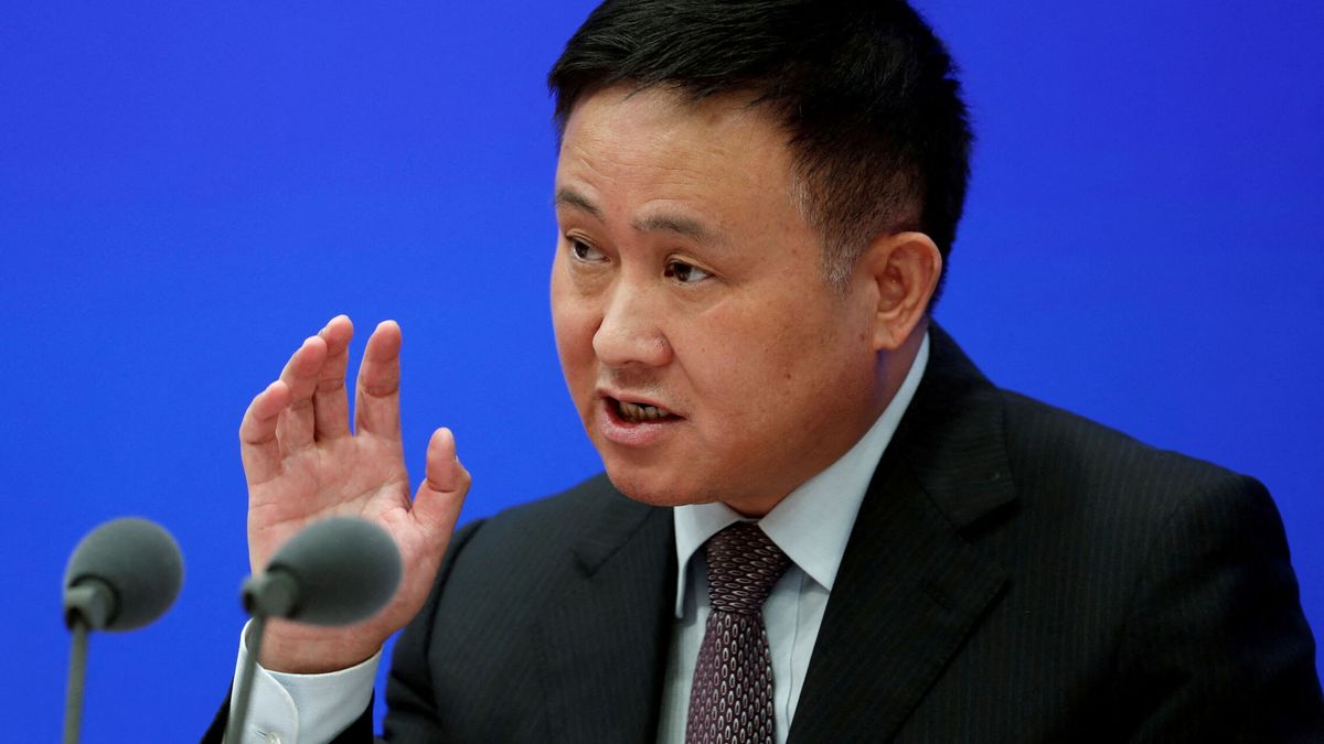 China sustituye al gobernador del banco central en plenas tensiones económicas