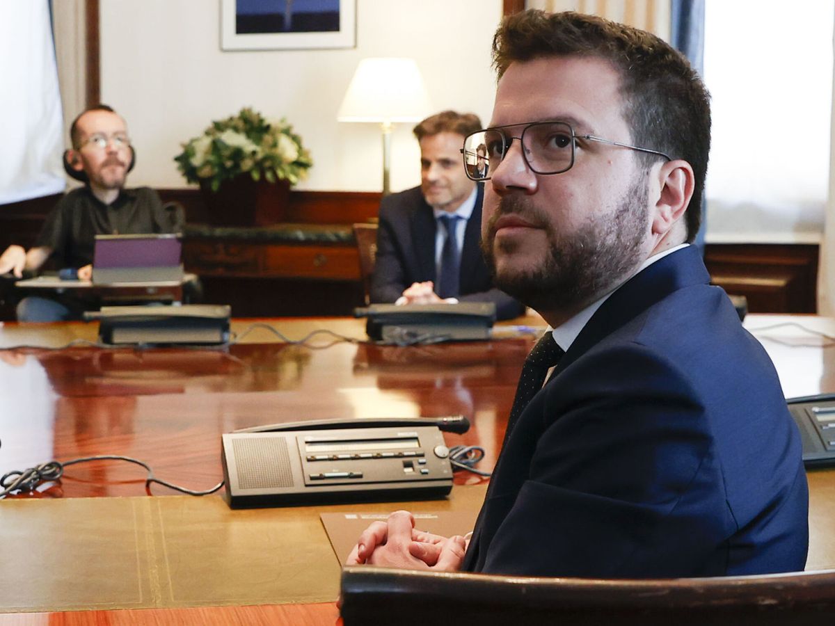 Foto: El presidente de la Generalitat de Cataluña, Pere Aragonès, durante su reunión con representantes de los partidos presuntamente espiados. (EFE/J.J. Guillén)