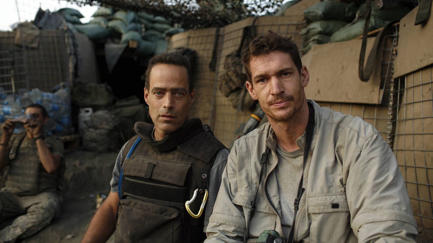 El reportero (izquierda) durante la guerra en Afganistán en 2007 (EFE) 