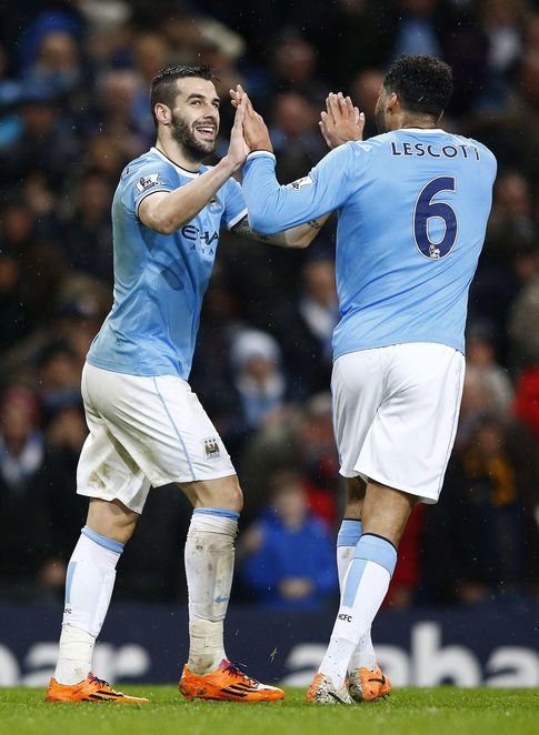 Foto: Álvaro Negredo celebra con John Lescott un tanto del Manchester City.