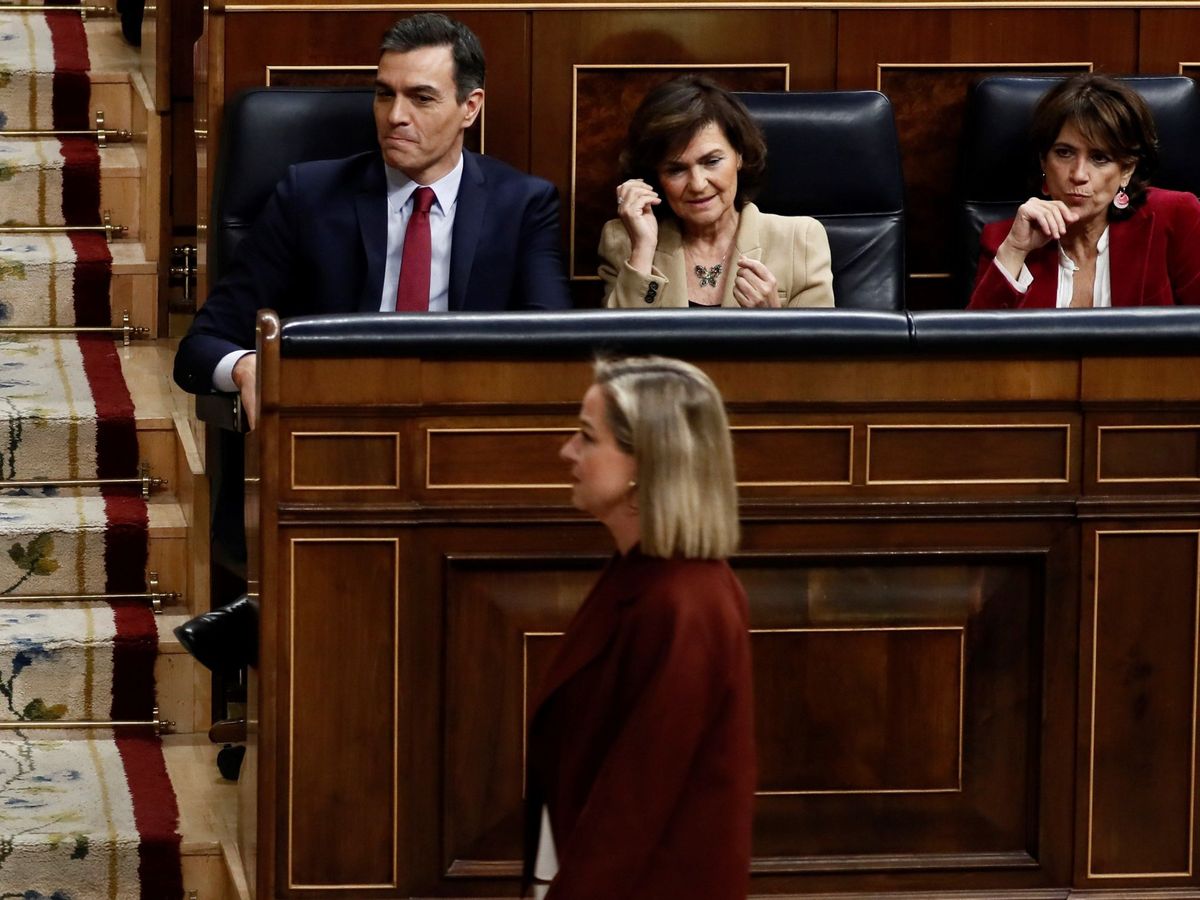 Foto: La diputada de CC Ana Oramas pasa ante el candidato socialista a la presidencia del Gobierno, Pedro Sánchez. (EFE)