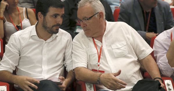 Foto: El excoordinador federal de IU, Cayo Lara (izq), junto a su sucesor, Alberto Garzón. (EFE)