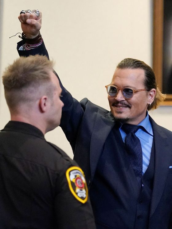 Johnny Depp hace un gesto de victoria al finalizar el juicio. (Reuters/Helber)