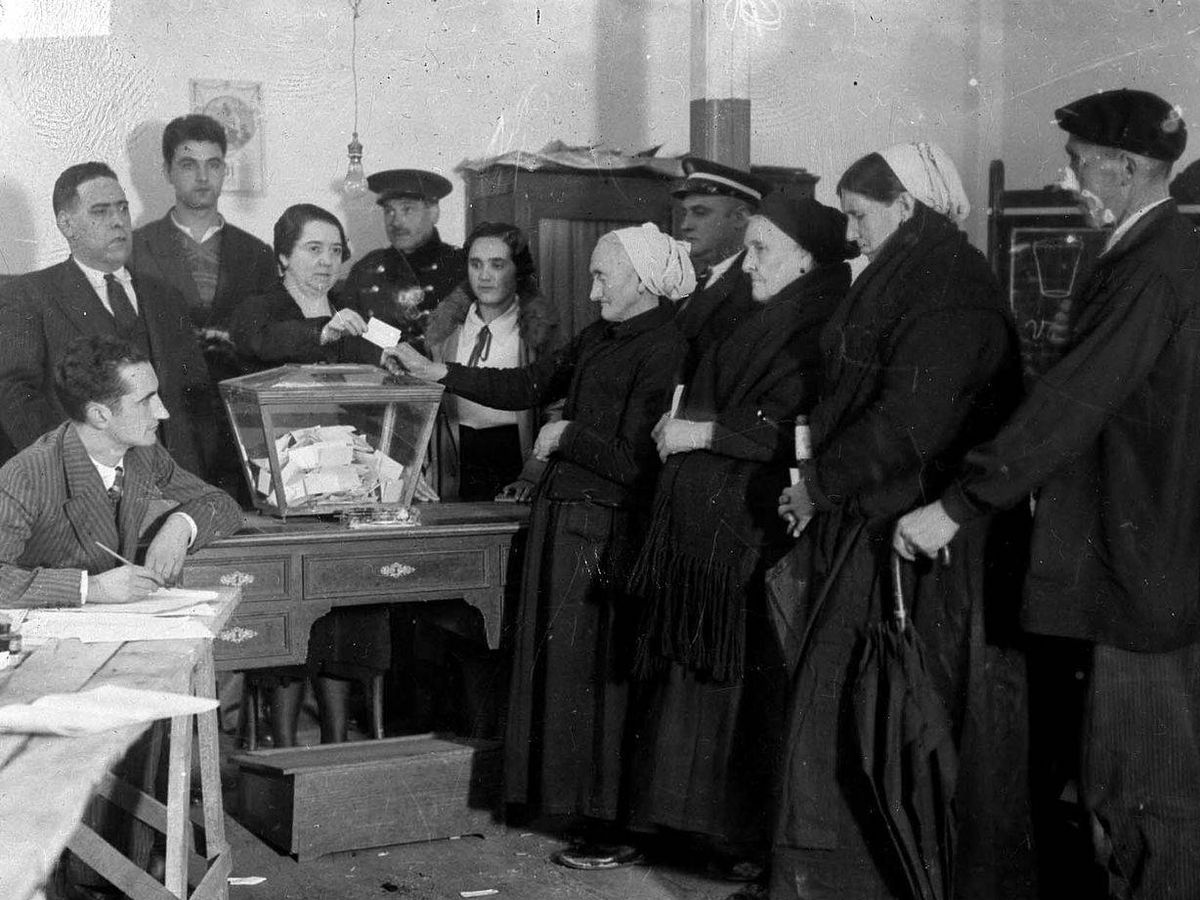 Foto: La primera vez que votó una mujer en España, concretamente en Éibar, el 5 de noviembre de 1933. (Indalecio Ojanguren, Wikipedia)