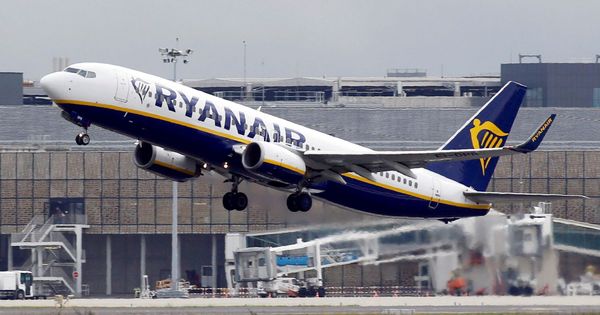Foto: Ryanair subirá un 20% el sueldo a sus pilotos para atajar su crisis de reputación. (Reuters)