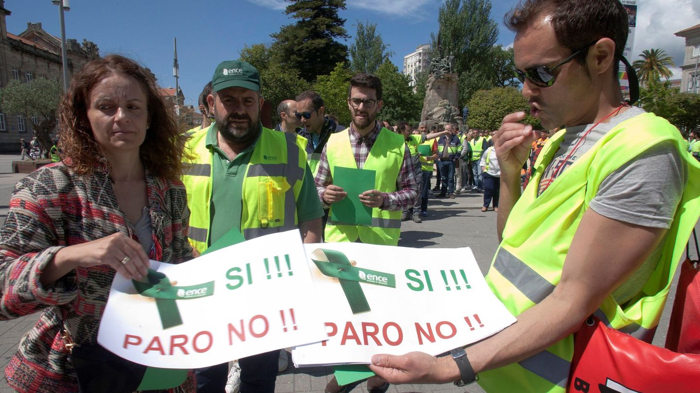 Dos trabajadores de Ence defienden la permanencia de la fábrica en Pontevedra. (EFE)