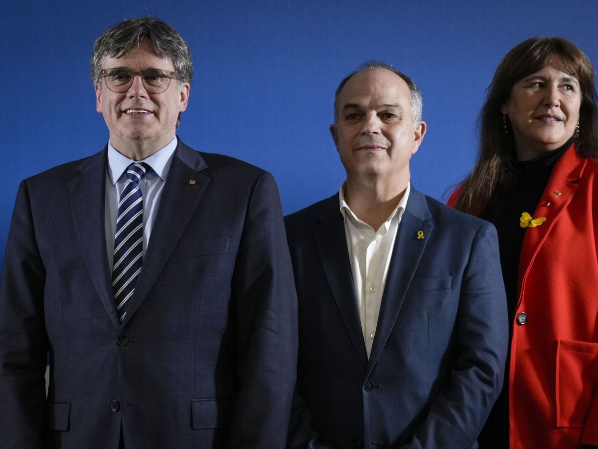 Foto: El expresidente de la Generalitat Carles Puigdemont junto a la presidenta de JxCAT, Laura Borràs, y el secretario general del partido, Jordi Turull, durante el acto de firma del acuerdo. (EFE/David Borrat)