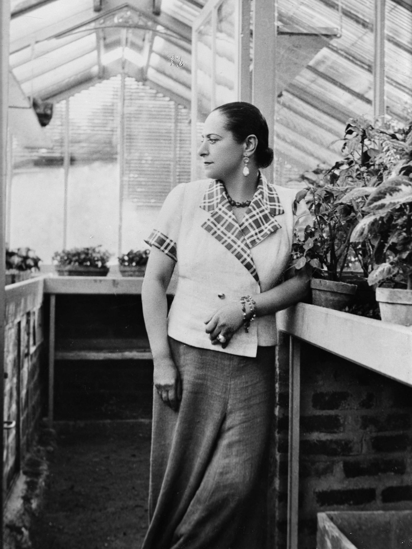 Helena Rubinstein, rodeada de los ingredientes botánicos de sus fórmulas cosméticas. (Cordon Press/Boris Lipnitzki/Roger Viollet)