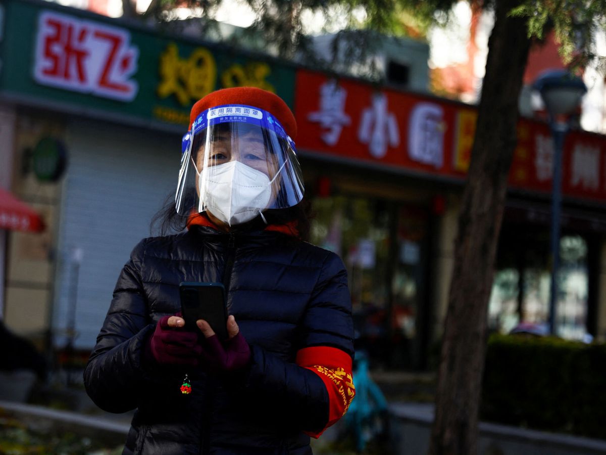 Foto: Una mujer lleva mascarilla en Pekín (China). (Reurters/Tingshu Wang)