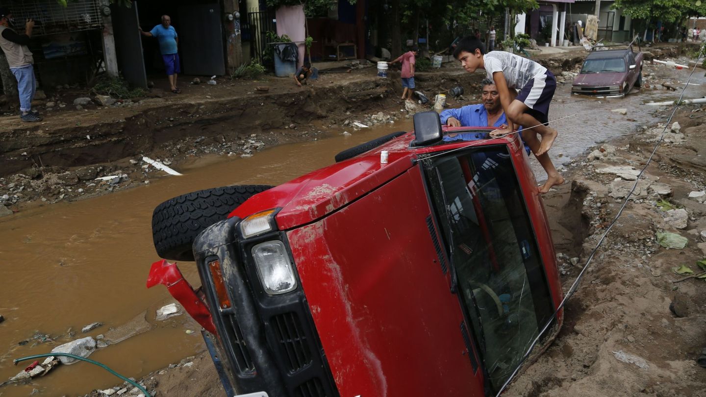 Las inundaciones provocan ya miles de muertes en todo el mundo. (EFE/F. Guasco)