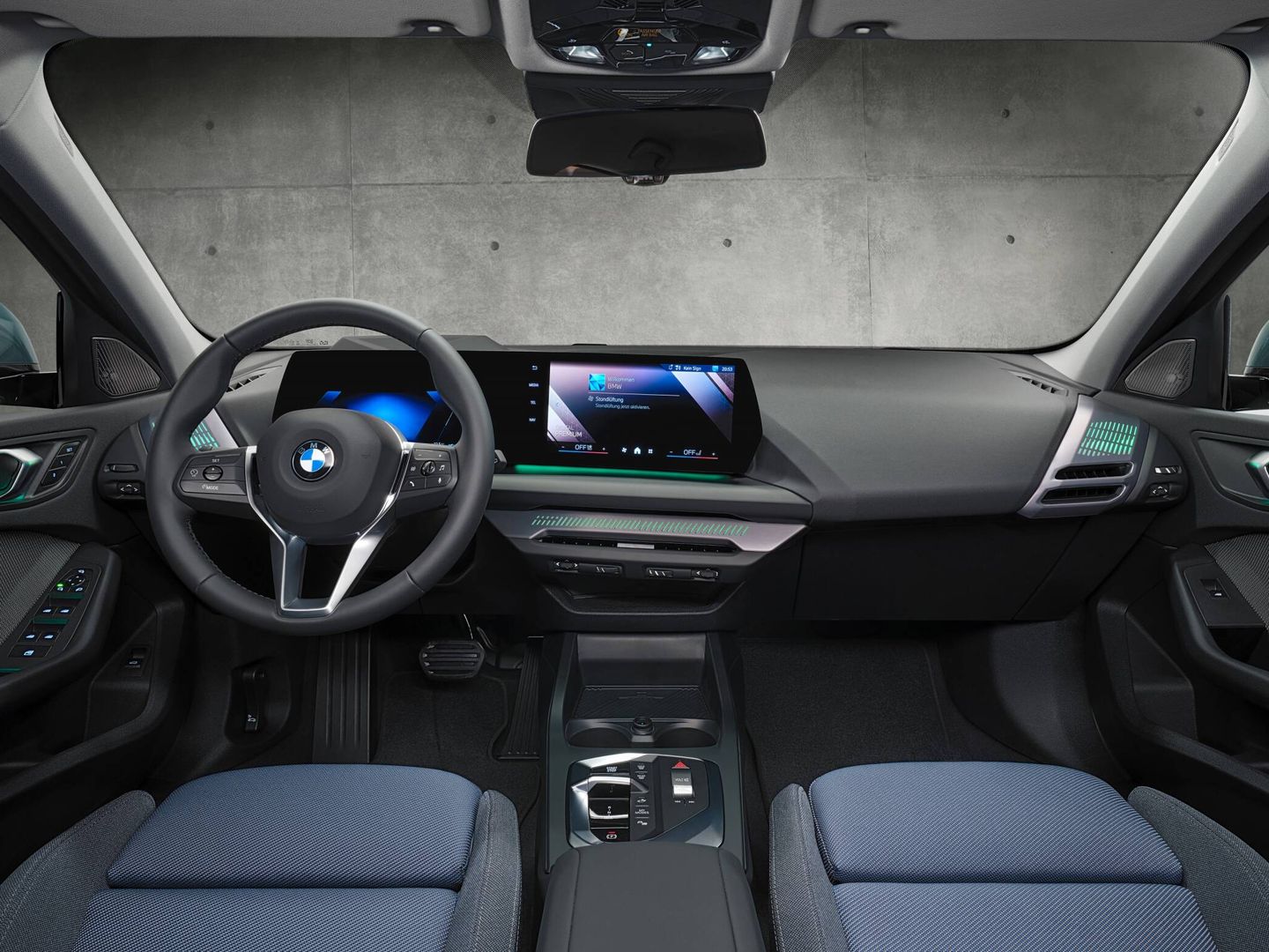 BMW dice que ha reducido el número de mandos, y que las pantallas tienen más protagonismo.