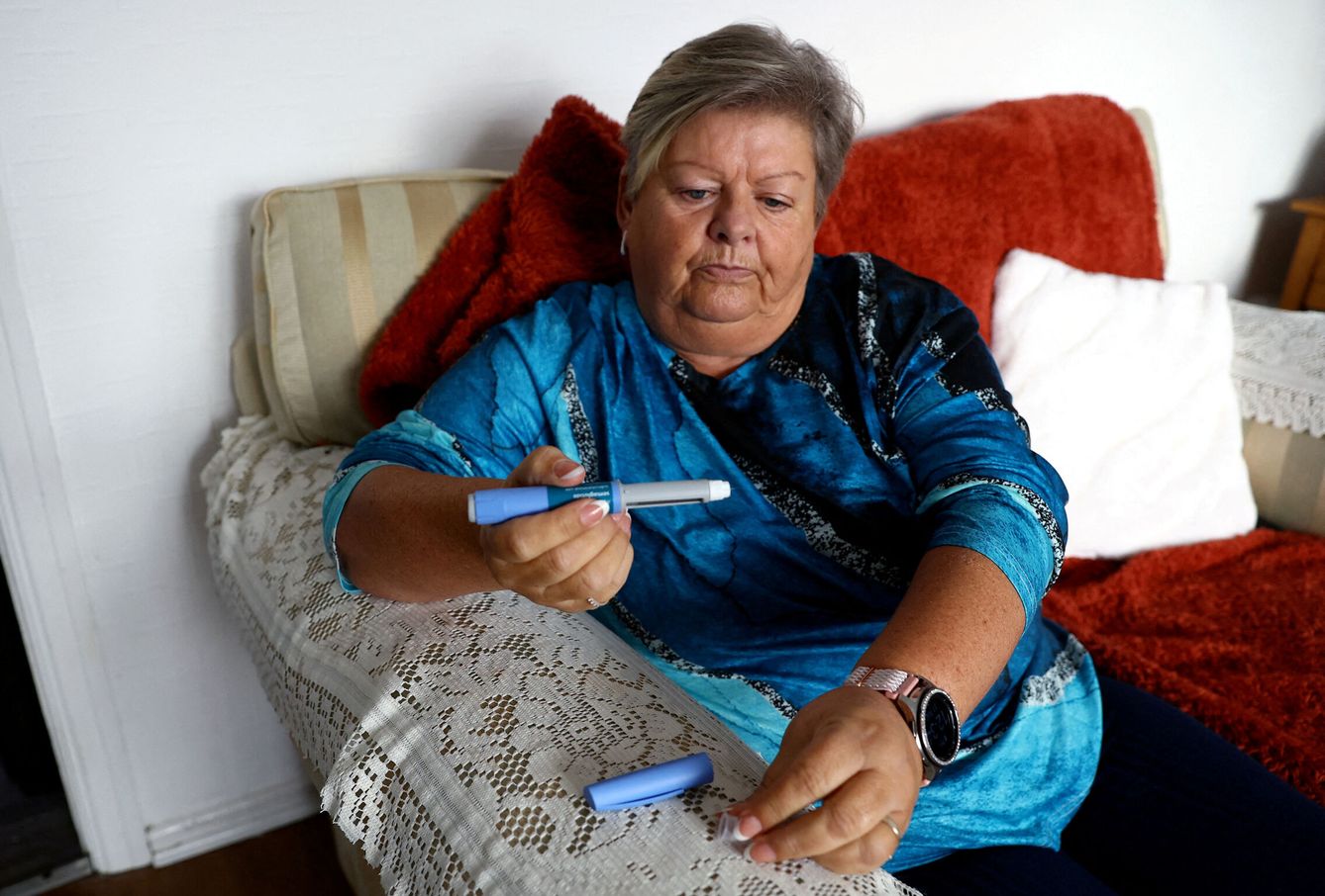 Una ciudadana británica se inyecta Ozempic. (Reuters)