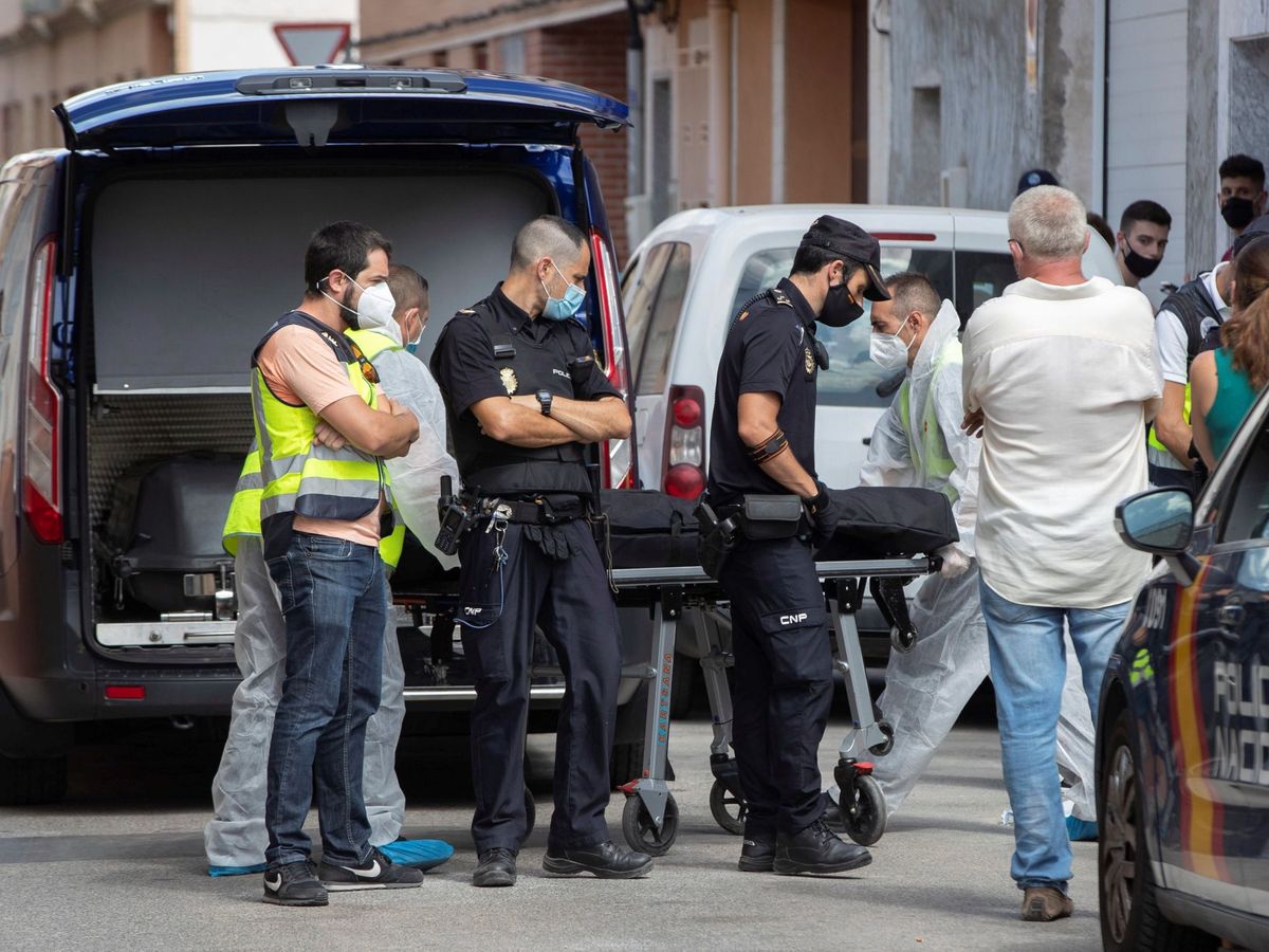 Foto: Trabajadores del servicio anatómico forense de Murcia en el lugar de los hechos. (EFE)