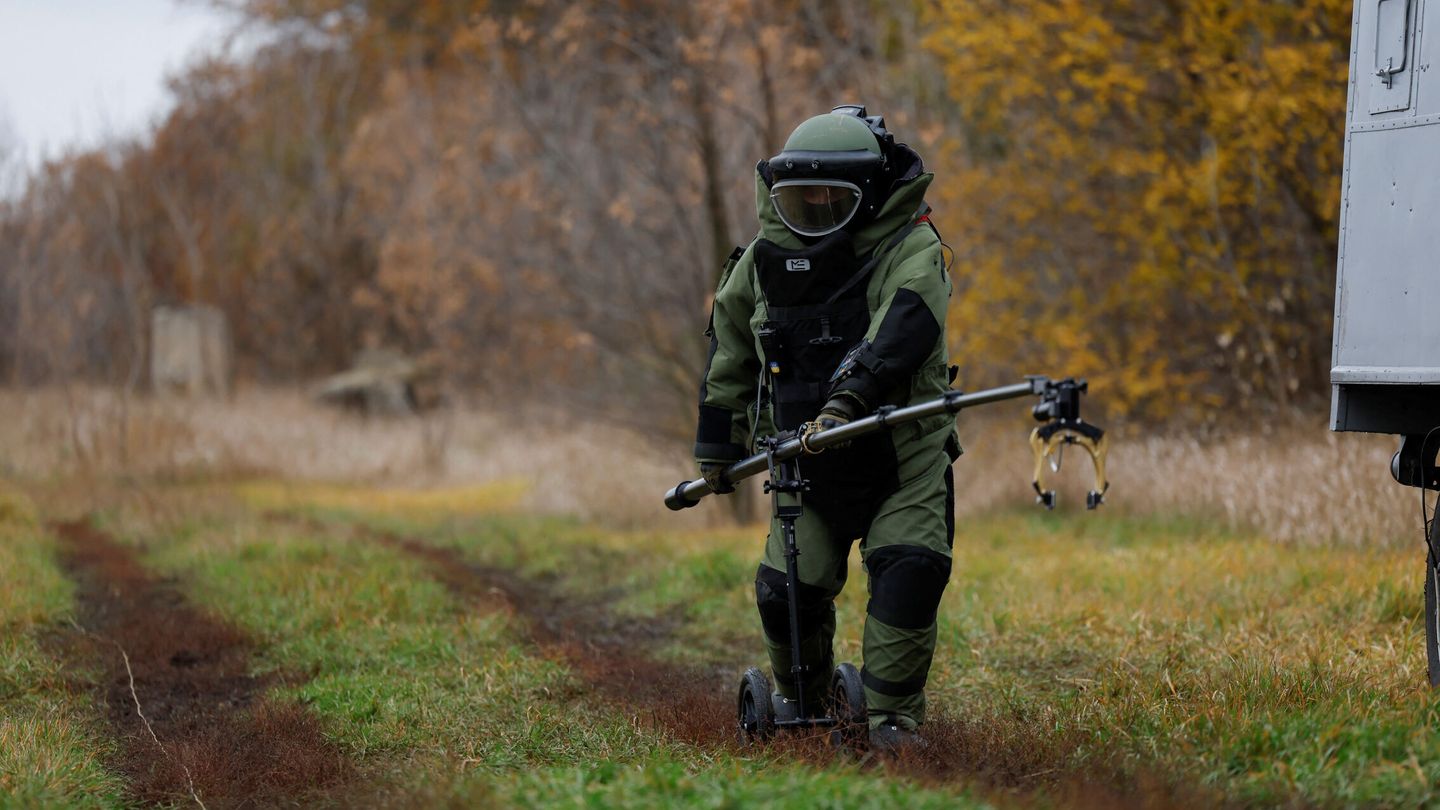Un desactivador de mina ucraniano. (Reuters)