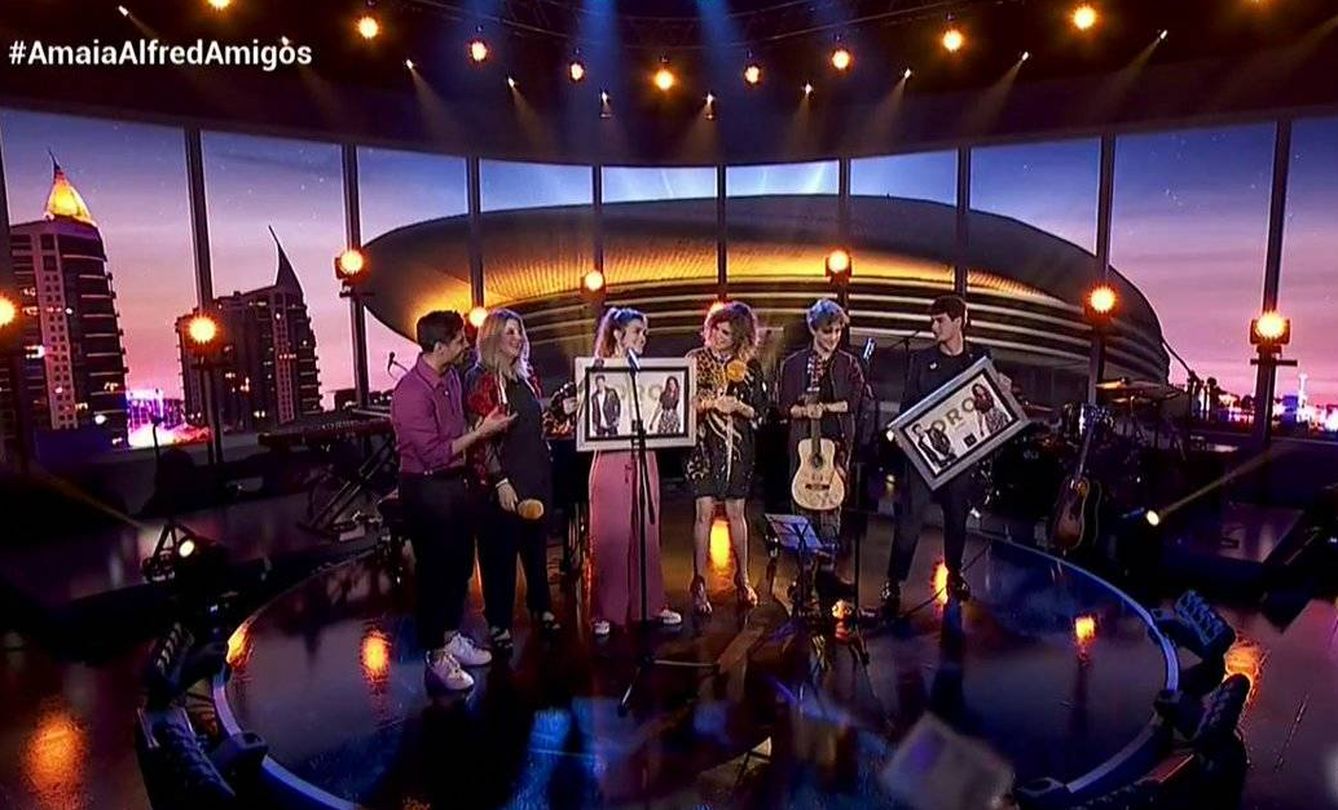 Amaia y Alfred reciben el Disco de Oro por 'Tu canción'. (RTVE)