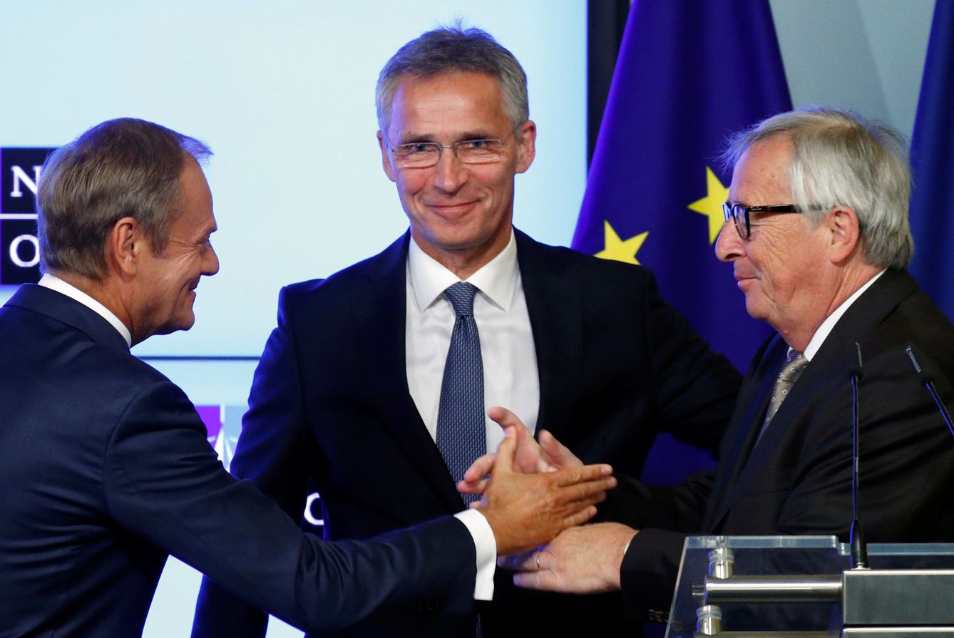 Tusk, Juncker y el secretario general de la OTAN, Jens Stoltenberg, en la firma del acuerdo UE-OTAN (REUTERS)