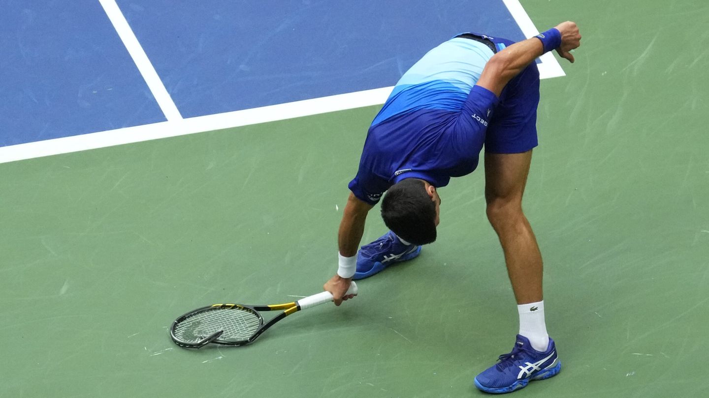 Djokovic rompe una raqueta tras perder un punto en la final. (REUTERS)