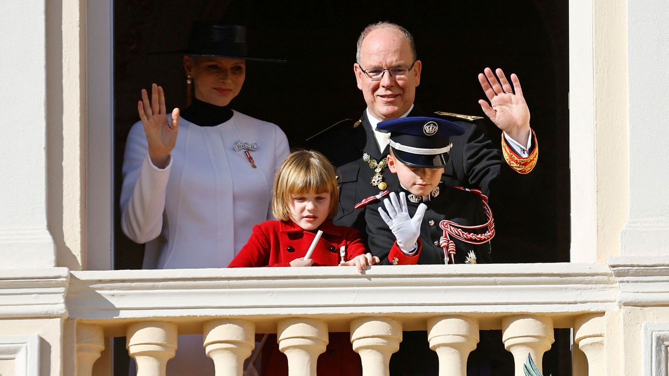 Foto: Imagen de Alberto de Mónaco junto a Charlène y sus dos hijos saludan desde el balcón. (Reuters