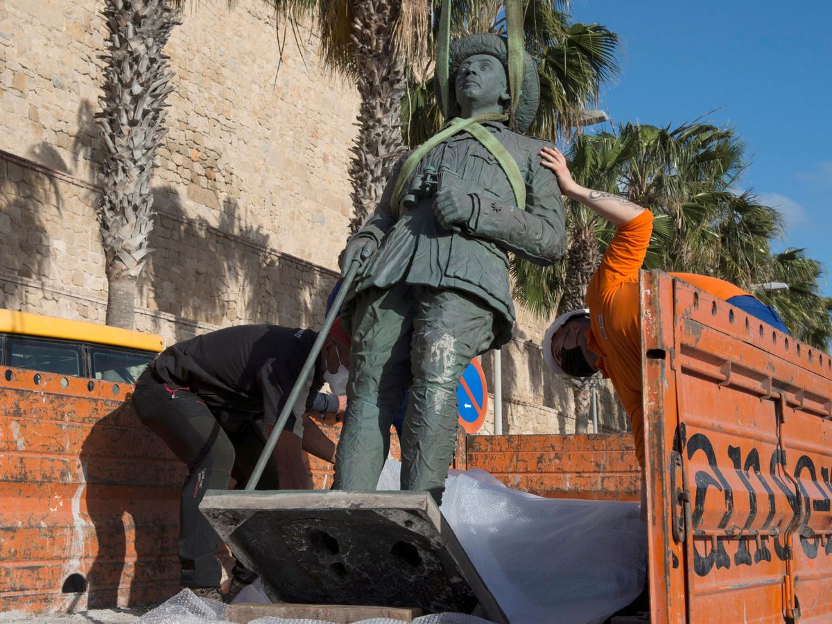 Foto: Retirada en febrero de 2021 de la estatua de Franco en Melilla. (Reuters/Jesús Blasco de Avellaneda)