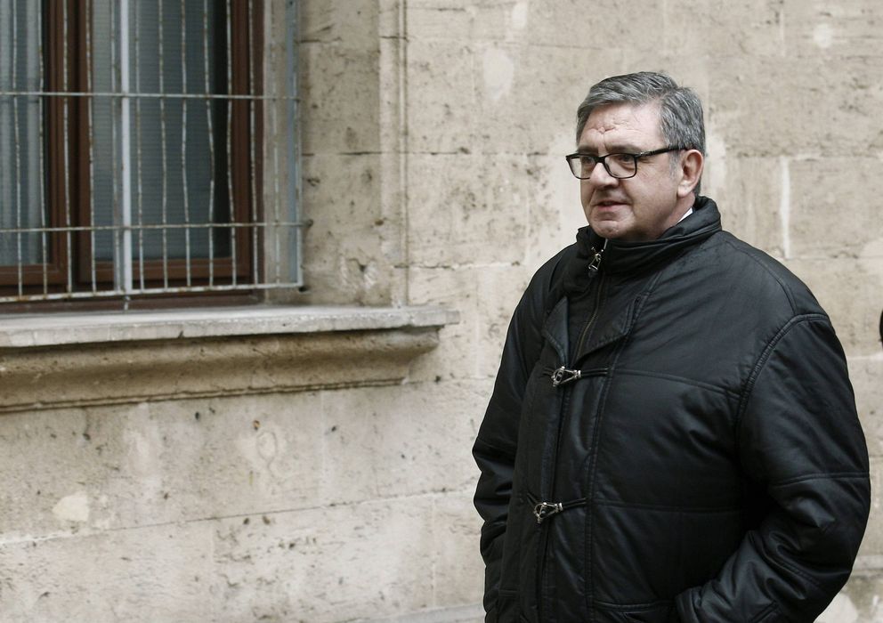 Foto: García Revenga sale de los juzgados de Palma. (EFE)
