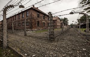 Vacaciones en el infierno: ¿por qué nos gusta visitar Auschwitz?