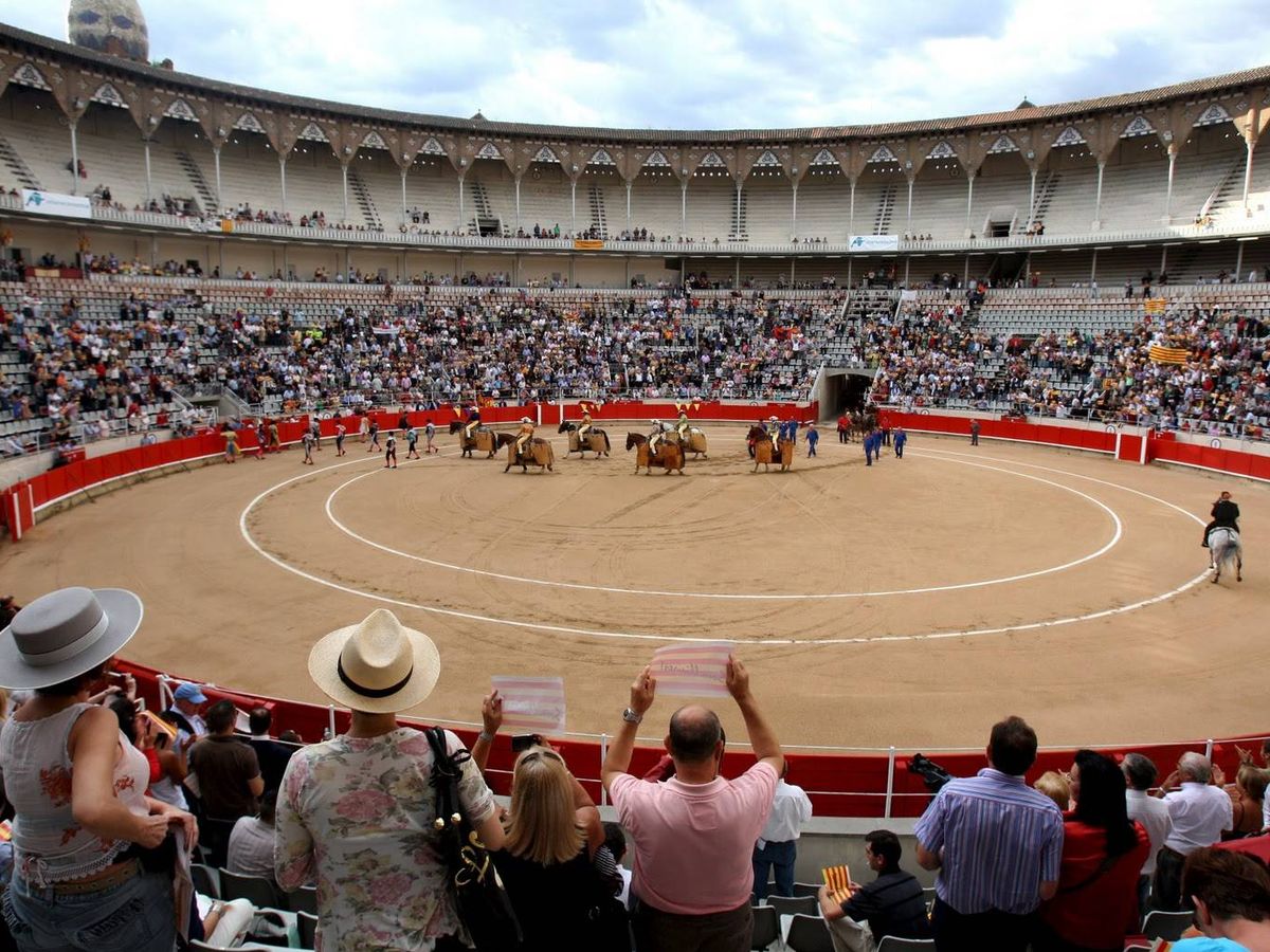 Foto: Una de las últimas corridas en la plaza de toros de Barcelona, apenas con público (Efe)