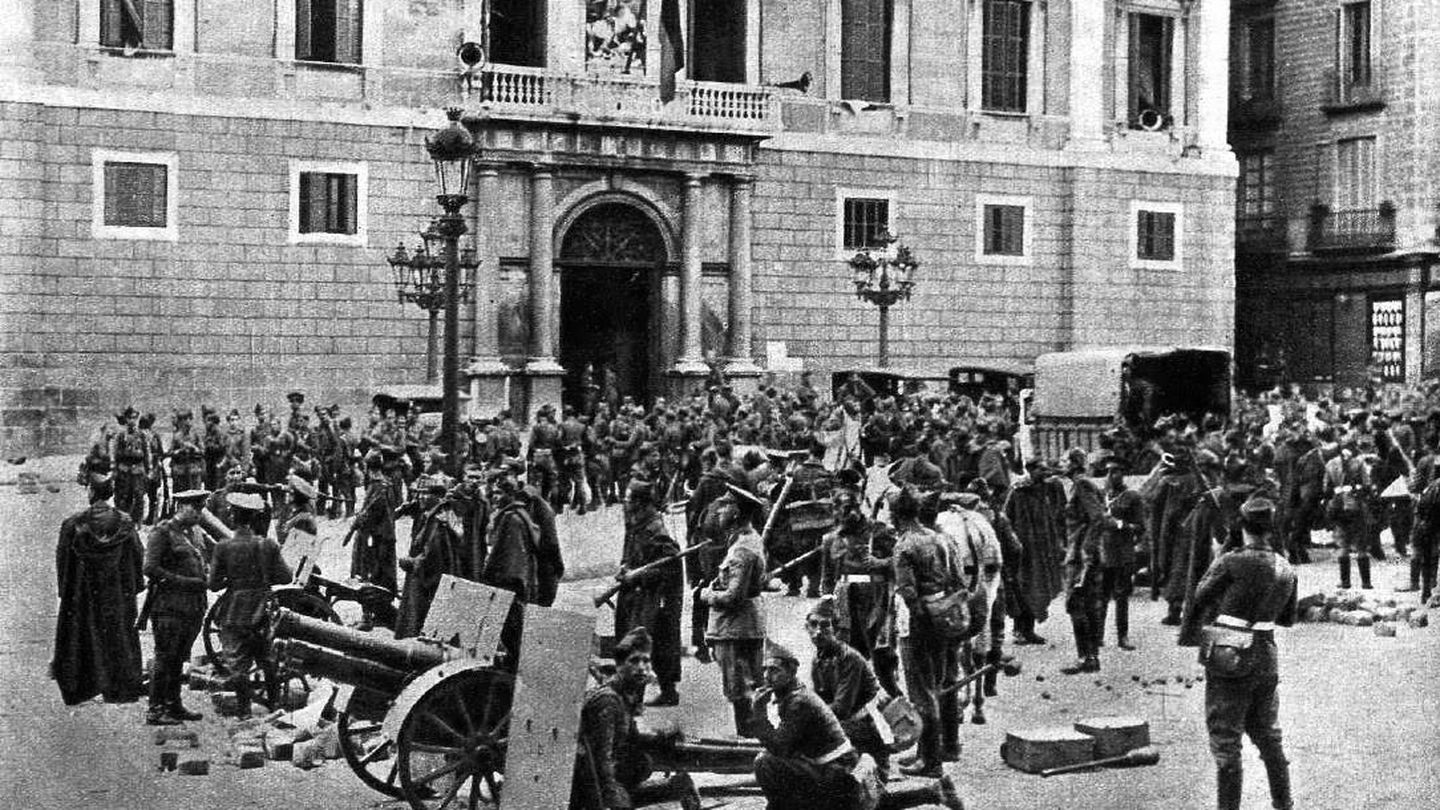 Las tropas de Batet ante el Palacio de la Generalitat tras su rendición en octubre de 1934.