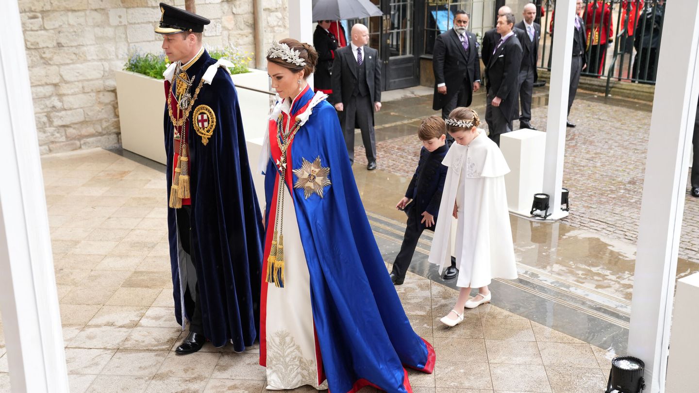 Los príncipes de Gales, con sus hijos Charlotte y Louis el día de la coronación. (Reuters/Pool/Dan Charity)