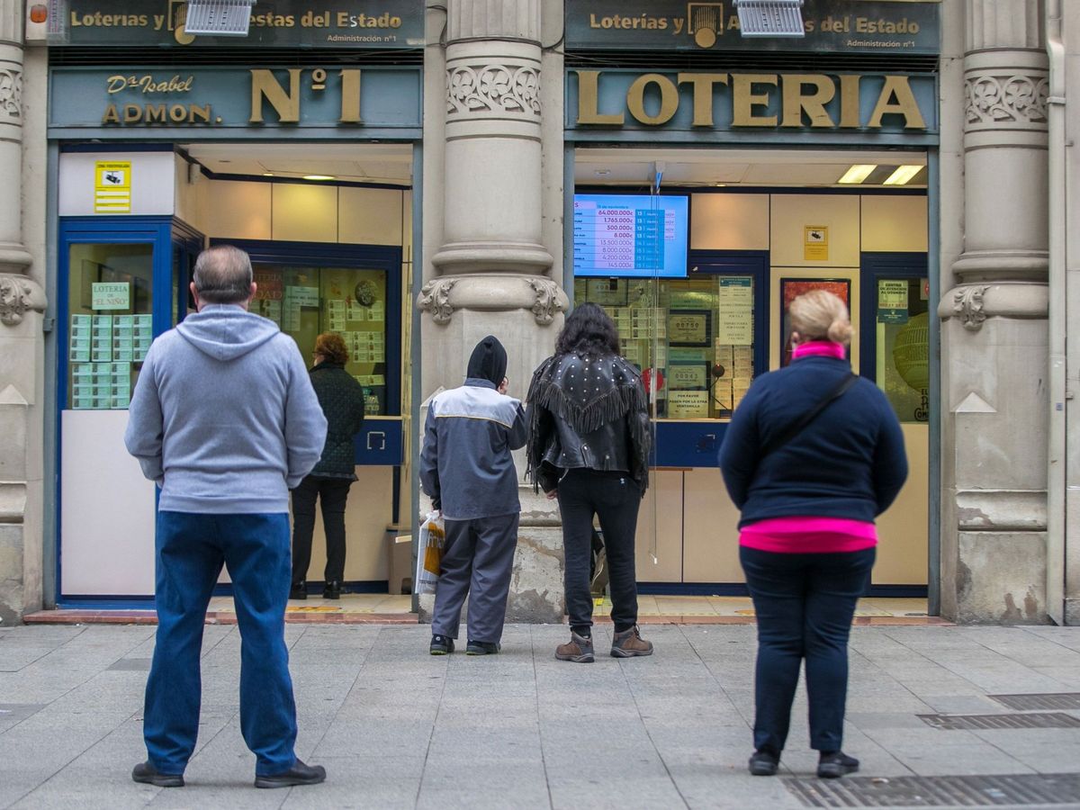 Foto: Un grupo de personas hace cola para comprar lotería. Foto: Efe