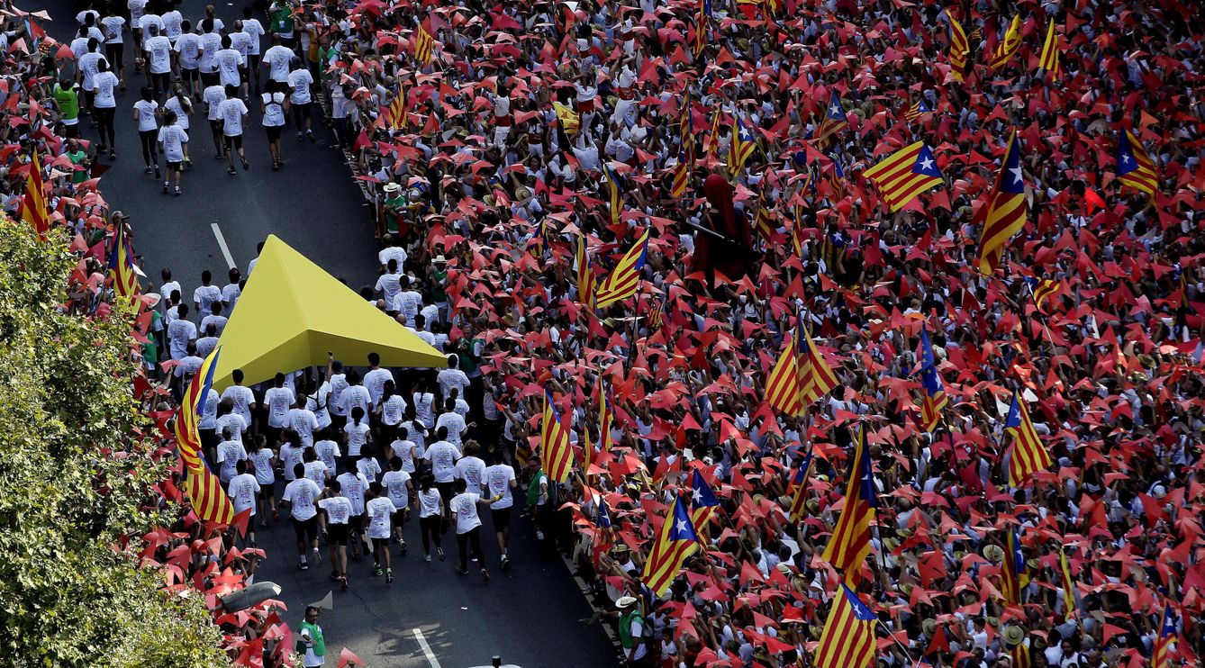 Miles de personas en la avenida Meridiana de Barcelona, durante la manifestación por la Diada de Cataluña. (EFE)