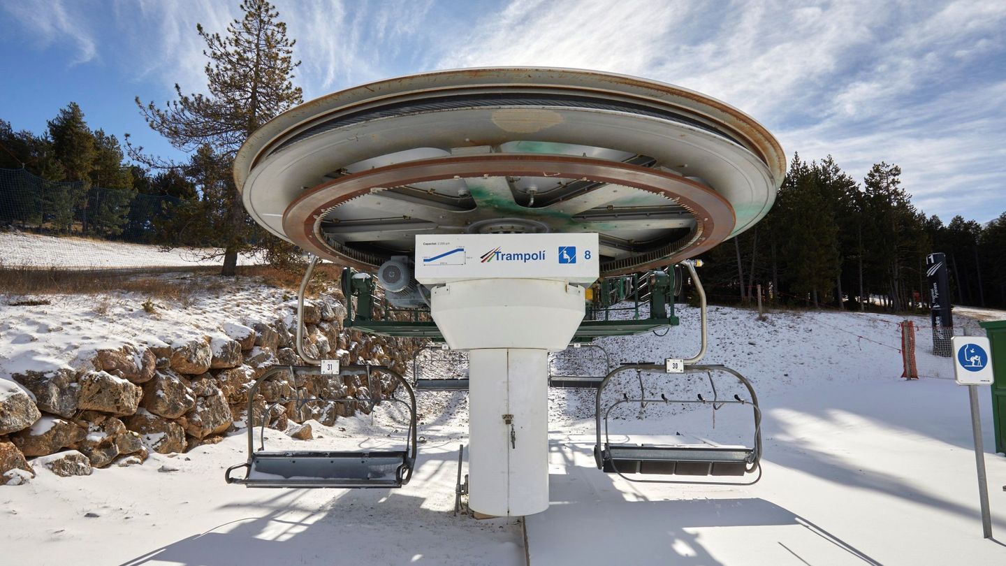 Las restricciones han afectado directamente a las estaciones de esquí (EFE/David Borrat)