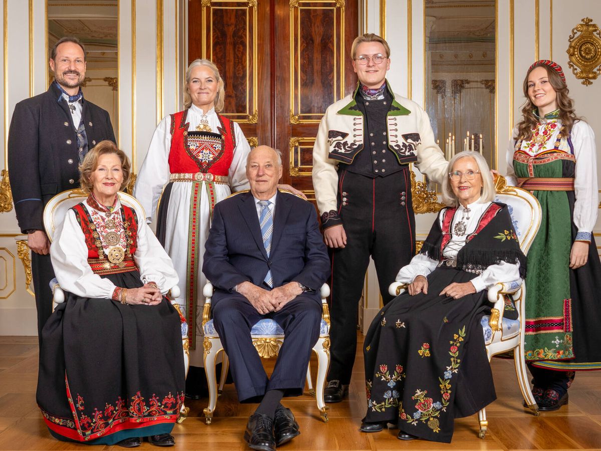 Foto: Sverre Magnus junto a sus padres, su hermana y sus abuelos. (Det Norske Kongehus)
