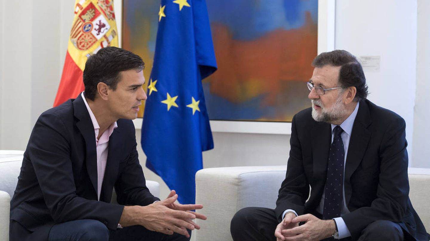 Rajoy y Sánchez, en La Moncloa. (EFE)
