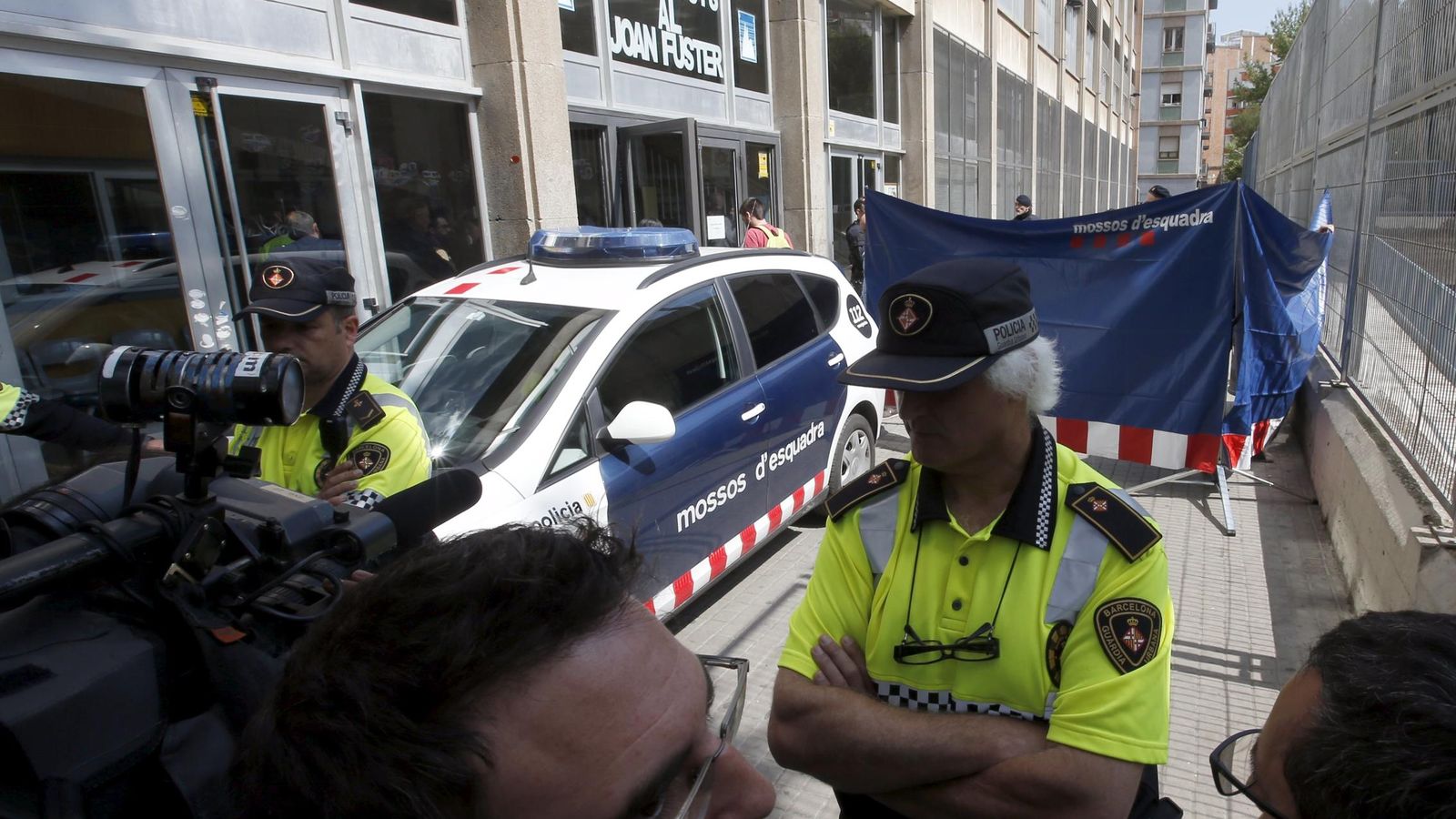 Foto: La Policía a las puertas del Instituto Joan Fuster (Reuters)