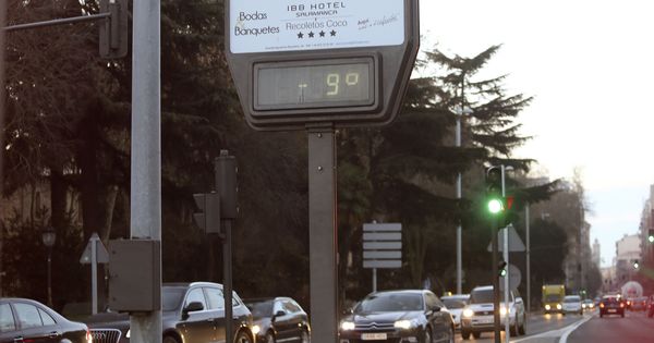 Foto: Un termómetro de la capital salmantina marca -9ºC. (EFE) 