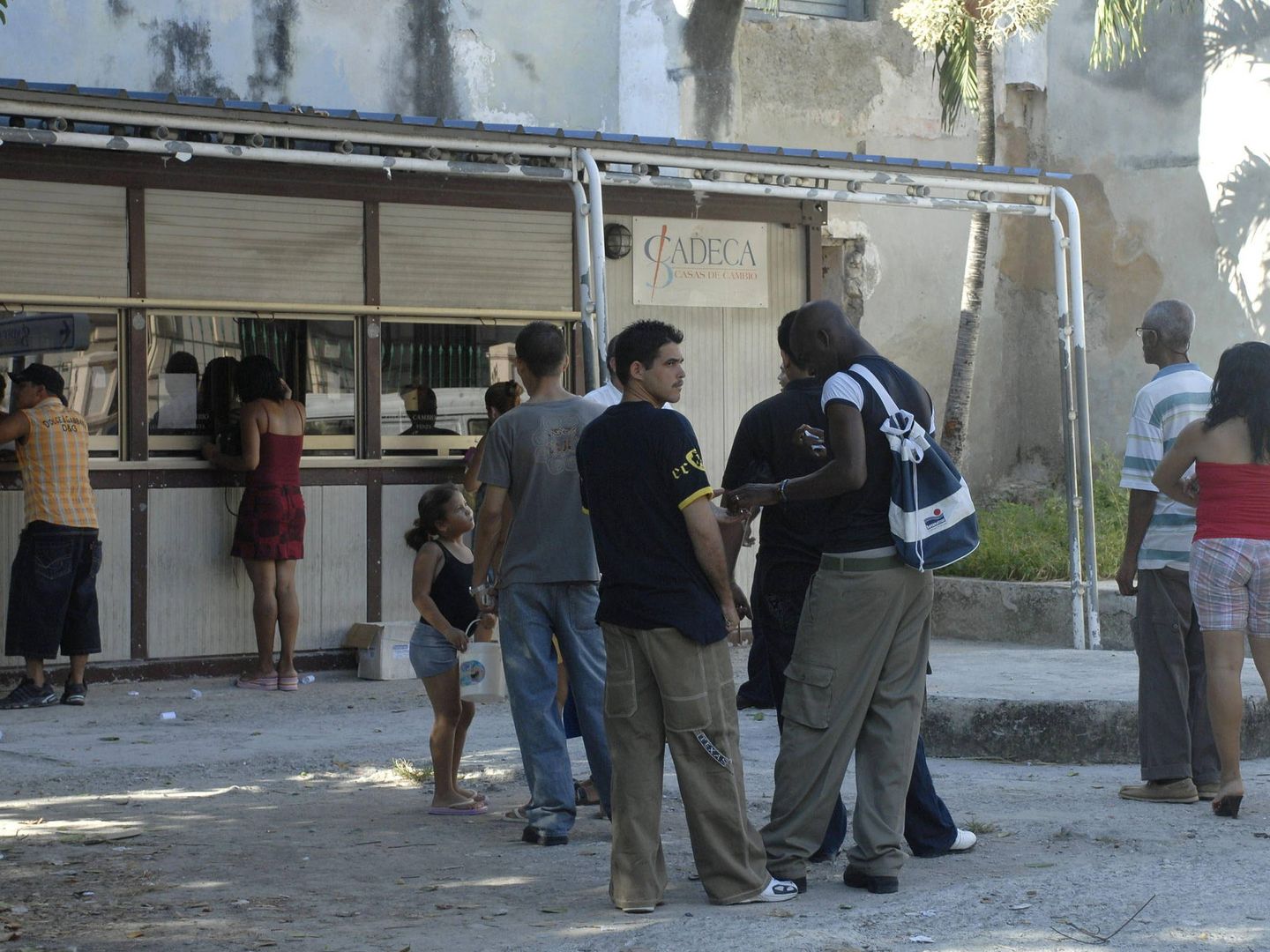 Varias personas hacen cola frente a una Casa de Cambio en La Habana. (EFE)