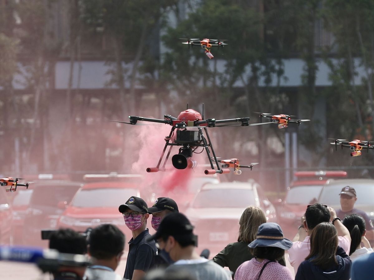 Foto: Drones sobrevolando a los ciudadanos de Taiwán (EFE Ritchie B. Tongo)