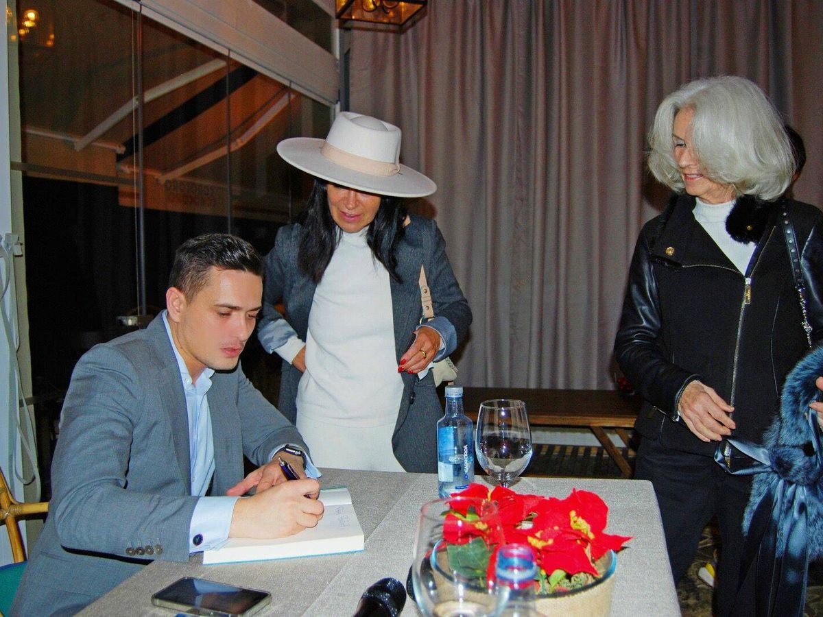 Foto: Nacho Gay, firmando ejemplares de su libro. (Carolina Ocaña) 