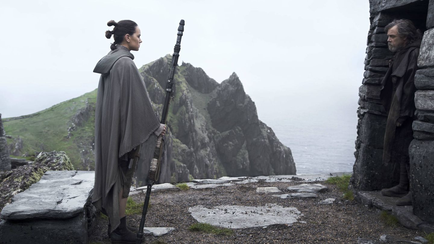 Rey (Daisy Ridley) se encuentra con Luke Skywalker (Mark Hamill). (Disney)