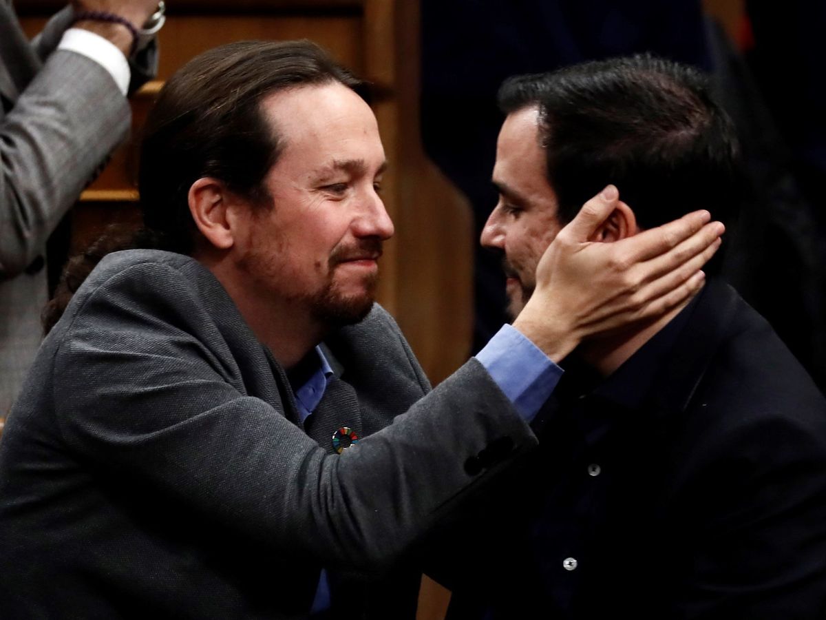 Foto: El líder de Unidas Podemos, Pablo Iglesias (i), se abraza con el líder de Izquierda Unida, Alberto Garzón. (EFE)