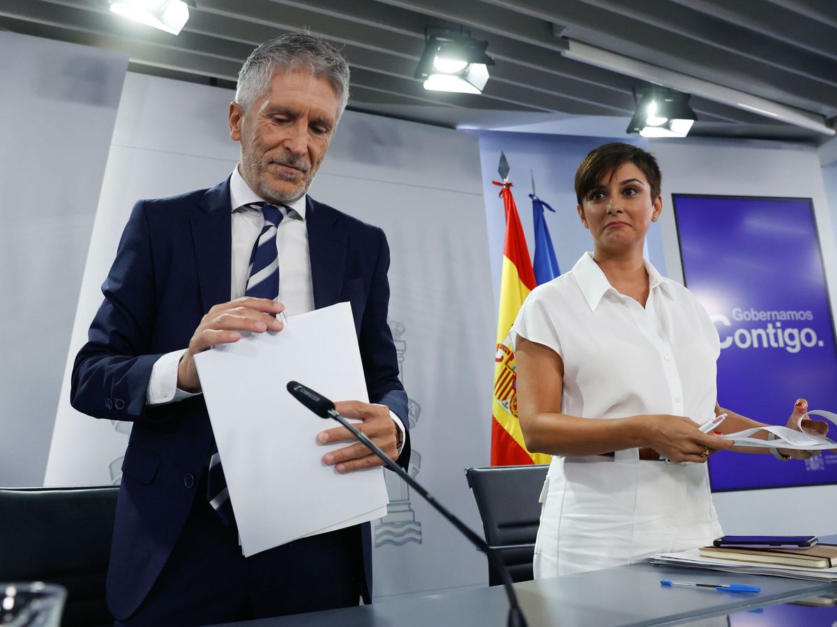 Foto: Fernando Grande-Marlaska e Isabel Rodríguez en la rueda de prensa del Consejo de Ministros de este martes. (EFE/Juan Carlos Hidalgo)