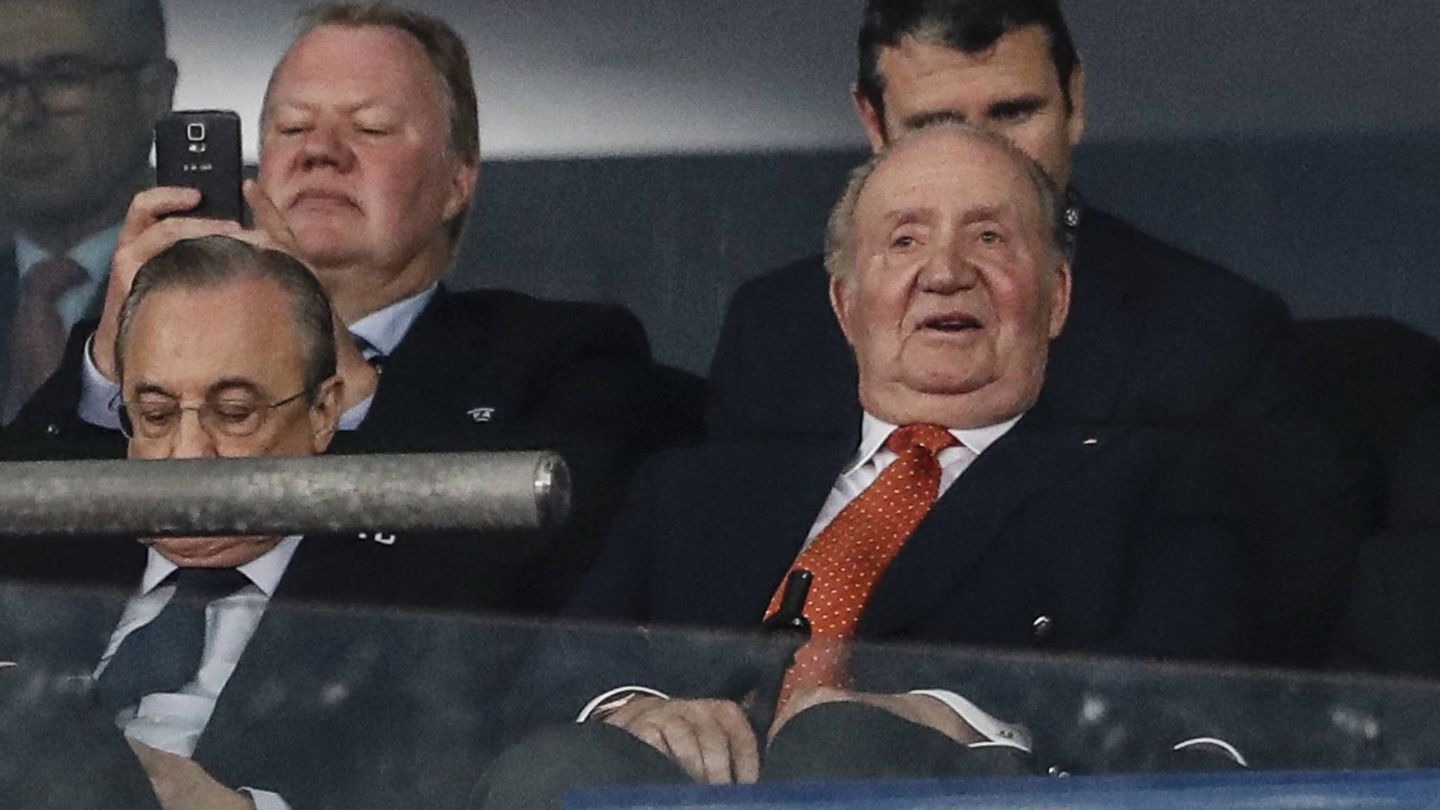 El rey Juan Carlos, disfrutando de la final en Kiev. (Gtres)
