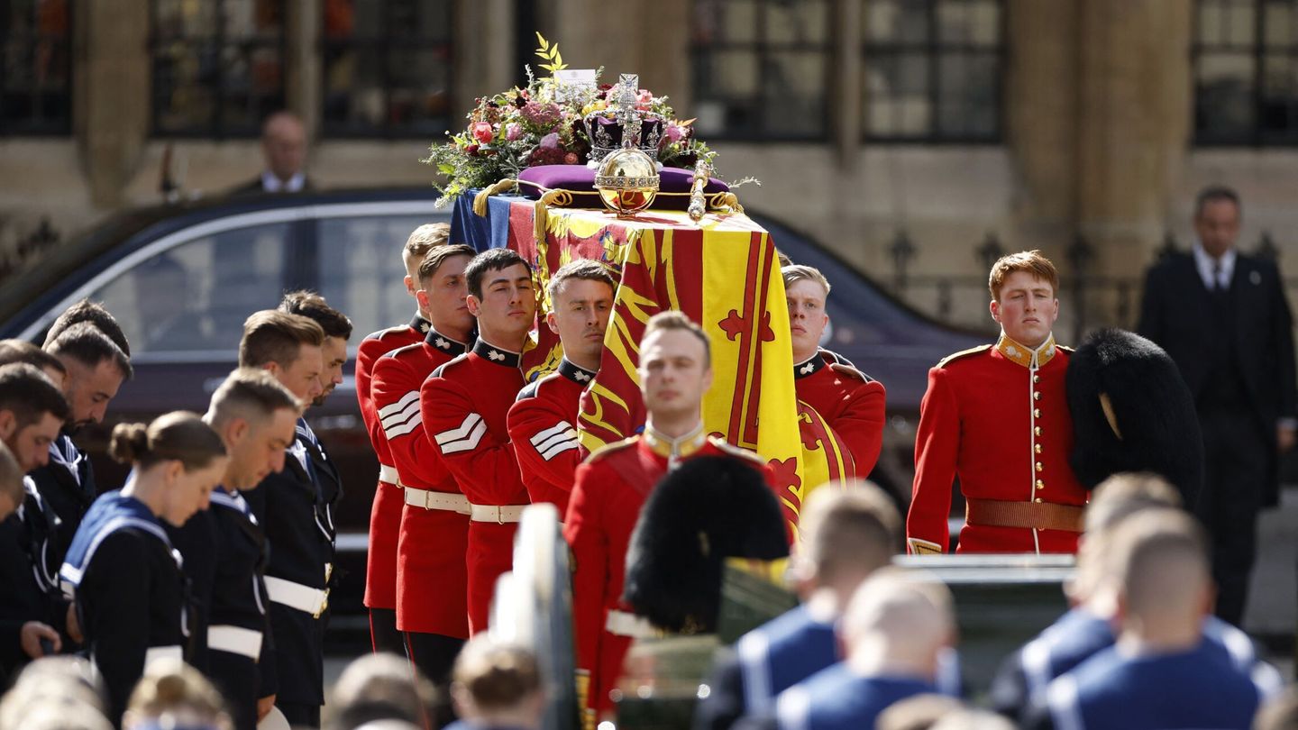 Cortejo fúnebre de la reina Isabel II recorre las calles de Londres. (Reuters/John Sibley)