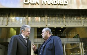 El escándalo de las tarjetas opacas de Caja Madrid se cobra su tercera víctima