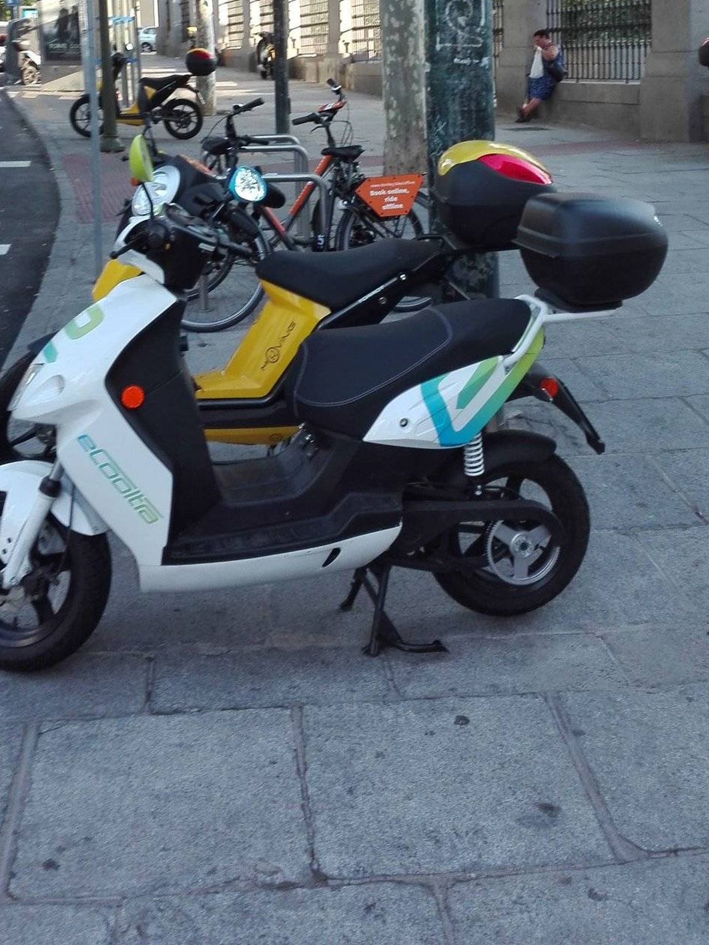 Bicis y motos de alquiler en Madrid (Ramiro Aznar)