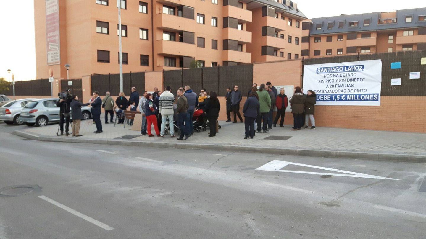 Concentración de los afectados frente a la promoción de los pisos en Pinto.