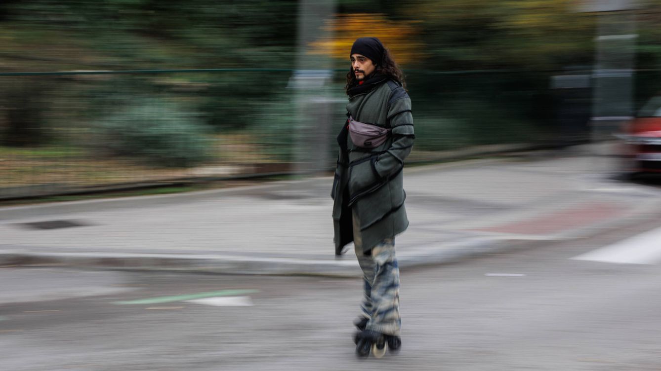 Foto: El 'Mago Biao' con sus patines por una calle de Madrid. (A. M. V.)